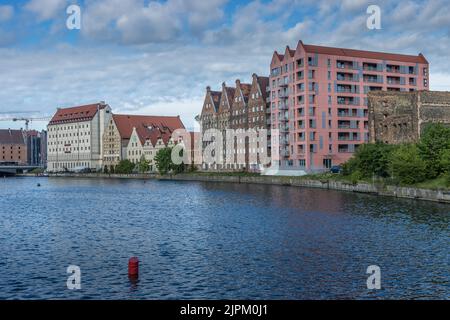 Une vue panoramique de nouveaux bâtiments résidentiels au bord de la rivière sous le ciel nuageux à Gdansk, en Pologne Banque D'Images