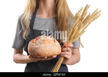 Jeune femme avec du pain frais et des oreilles de blé sur fond blanc Banque D'Images