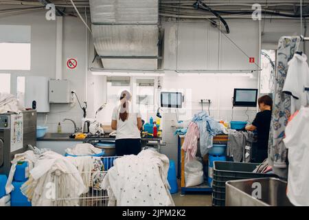Vêtements de nettoyage à sec. Nettoyez le processus chimique des chiffons. Blanchisserie usine de nettoyage à sec industriel Banque D'Images