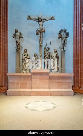 Francfort, Allemagne - 17 juillet 2021 : autel avec sculptures en bronze à l'intérieur de la cathédrale Saint-Bartholomée (également connue sous le nom de Kaiserdom) Banque D'Images