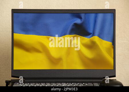 Le drapeau national de l'Ukraine est jaune-bleu comme fond sur un ordinateur portable, la paix en Ukraine, pas de guerre, pays libre Ukraine, arrêter la guerre 2022 Banque D'Images