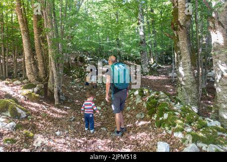 Pescasseroli, Abruzzes, Italie - un seul parent trakking avec des enfants Banque D'Images
