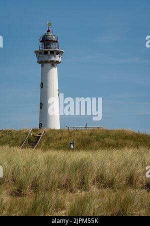 Photo verticale du phare blanc dans le village côtier néerlandais Egmond aan Zee Banque D'Images