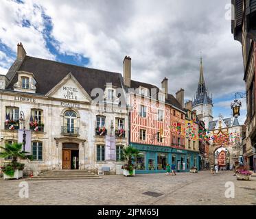 Auxerre Bourgogne France. L'hôtel de ville et l'horloge astronomique Banque D'Images