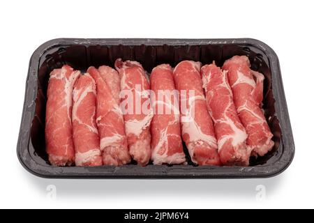 Rouleaux de steak de cou de porc (capocollo) dans un plateau alimentaire en plastique à vendre dans un supermarché isolé sur blanc, chemin de coupure Banque D'Images