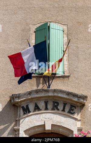 Drapeau tricolore français de Moustiers Sainte Marie Mairie, Hôtel de ville, France, Europe Banque D'Images