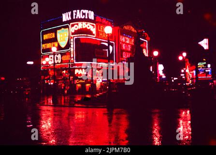 Neon panneaux publicitaires à Night Piccadilly Circus, Londres, Angleterre, Royaume-Uni 1957 - Max Factor, British Petroluem, Gordons, Londres Pavilion cinéma montrant Kirk Douglas dans 'Paths of Glory' Banque D'Images