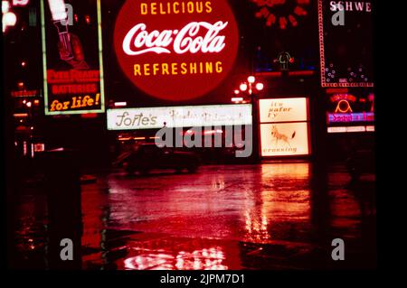 Enseignes publicitaires Neon à Night Piccadilly Circus, Londres, Angleterre, Royaume-Uni 1957 - panneau Coca Cola au-dessus du restaurant Fortes, horloge Guinness, batteries toujours prêtes, campagne de promotion de la sécurité routière Zebra Crossing Banque D'Images