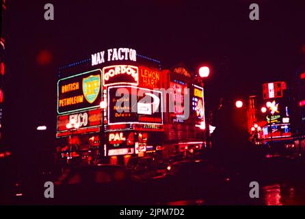 Enseignes publicitaires Neon à Night Piccadilly Circus, Londres, Angleterre, Royaume-Uni 1957 - Max Factor, British Petroluem BP, Gordons, Lemon Hart, Londres Pavilion cinéma montrant Kirk Douglas dans 'Paths of Glory' Banque D'Images