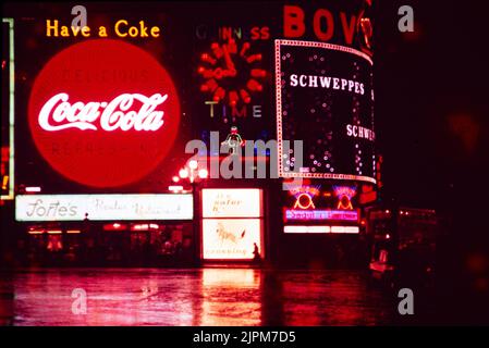 Enseignes publicitaires Neon à Night Piccadilly Circus, Londres, Angleterre, Royaume-Uni 1957 - panneau Coca Cola au-dessus du restaurant Fortes, horloge Guinness, batteries toujours prêtes, Schweppes, campagne de promotion de la sécurité routière Zebra Crossing Banque D'Images