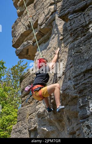 Adolescente dans un difficile circuit d'escalade dans le Rockgarden à Hessigheim, vallée du Neckar, Bade-Wurtemberg, Allemagne Banque D'Images