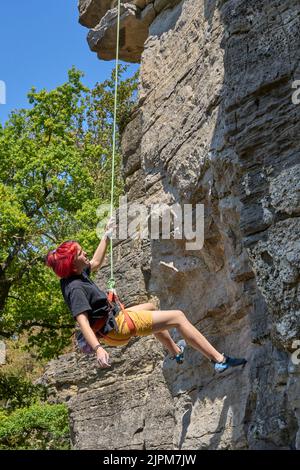 Adolescente dans un difficile circuit d'escalade dans le Rockgarden à Hessigheim, vallée du Neckar, Bade-Wurtemberg, Allemagne Banque D'Images