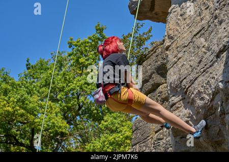 Adolescente dans un difficile circuit d'escalade dans le Rockgarden à Hessigheim, vallée du Neckar, Bade-Wurtemberg, Allemagne Banque D'Images