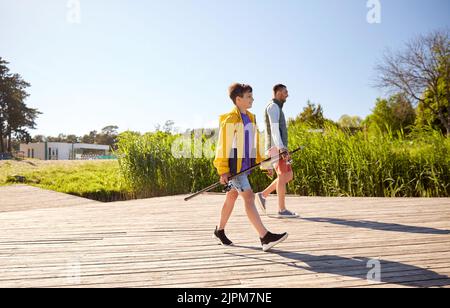 beau père et fils souriants, pêche sur la rivière Banque D'Images