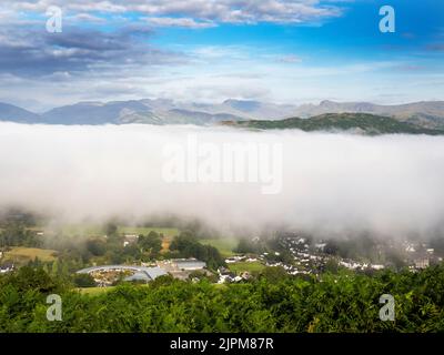 En regardant vers les Langdale Pikes et Bow est tombé au-dessus de la brume d'une inversion de température de Wansfell, Lake District, Royaume-Uni avec Ambleside en dessous de la brume Banque D'Images