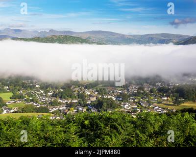 En regardant vers les Langdale Pikes et Bow est tombé au-dessus de la brume d'une inversion de température de Wansfell, Lake District, Royaume-Uni avec Ambleside en dessous de la brume Banque D'Images