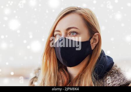 femme portant un masque de protection réutilisable Banque D'Images