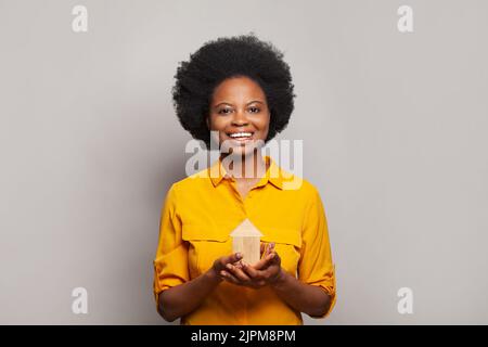 Joyeuse femme excitée achetant un appartement moderne, concept immobilier Banque D'Images