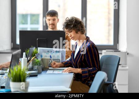 Femme créative travaillant sur l'interface utilisateur à l'office de tourisme Banque D'Images