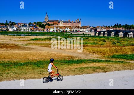 France, Loiret (45), Gien, l'église Saint Jeanne d'Arc, le château et les rives de la Loire Banque D'Images