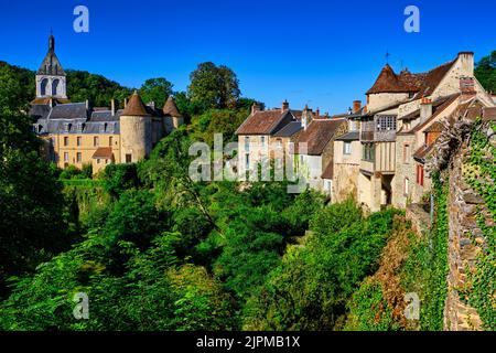 La France, de l'Indre (36), vallée de la Creuse, creuse, les plus beaux villages de France, le château et l'église romane du xiie siècle