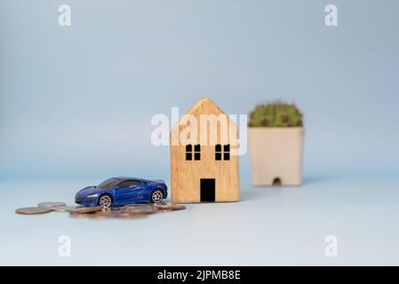 Plan finance des investissements et des économies pour acheter maison immobilier et voitures.argent pièce et voiture et maison sur table comptabilité d'affaires et impôts et assurances Banque D'Images