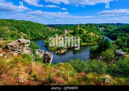 France, Creuse et Indre, Crozant, ruines du château de Crozant, la boucle de la Creuse et jonction avec la Sédelle en automne vue de la roche de Fileuse Banque D'Images