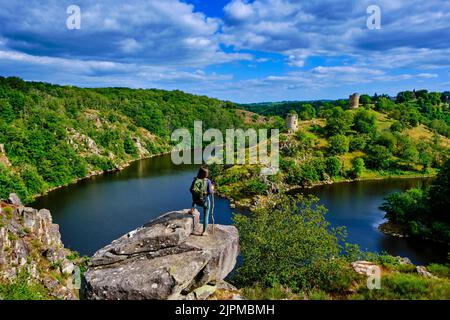 France, Creuse et Indre, Crozant, ruines du château de Crozant, la boucle de la Creuse et jonction avec la Sédelle en automne vue de la roche de Fileuse Banque D'Images