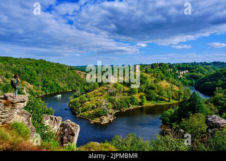 France, Creuse et Indre, Crozant, ruines du château de Crozant, la boucle de la Creuse et jonction avec la Sédelle en automne vue de la roche de Fileuse Banque D'Images