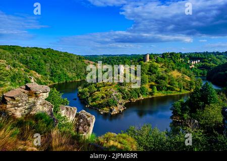 France, Creuse et Indre, Crozant, ruines du château de Crozant, la boucle de la Creuse et jonction avec la Sédelle en automne vue de la roche de Fileuse Banque D'Images