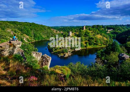 France, Creuse et Indre, Crozant, ruines du château de Crozant, la boucle de la Creuse et jonction avec la Sédelle en automne vue de la roche de Fileuse Banque D'Images