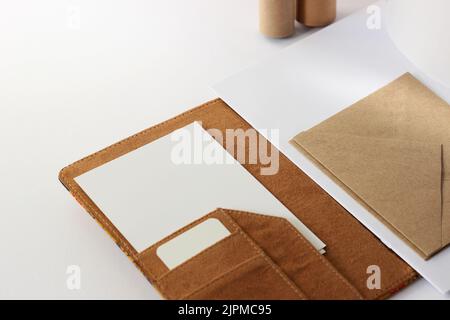 Plat de bureau minimal pour les studios. Cartes papier, enveloppes dans la chemise de matériaux. Modèle de maquette d'entreprise avec espace de copie. Banque D'Images