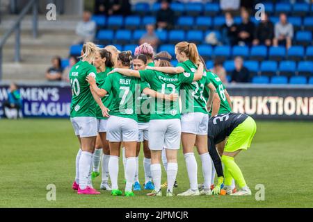 Hjorring, Danemark. 18th août 2022. Les joueurs de Fortuna Hjorring s'unissent dans un cercle avant le match de qualification de l'UEFA Women's Champions League entre Fortuna Hjorring et Eintracht Frankfurt à Hjorring Stadion à Hjorring. (Crédit photo : Gonzales photo/Alamy Live News Banque D'Images