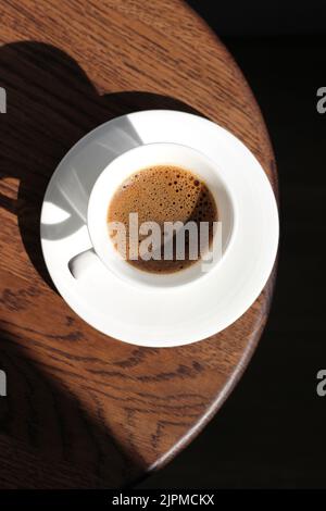 Vue sur le dessus de l'espresso sur un tabouret rond en bois. Boire du café. Concept de bar. Banque D'Images