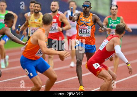 MUNCHEN, ALLEMAGNE - AOÛT 19 : Liemarvin Bonevacia des pays-Bas et Jochem Dobber des pays-Bas en compétition au Relais 4x400m masculin aux Championnats d'Europe Munich 2022 à l'Olympiastadion on sur 19 août 2022 à Munchen, Allemagne (photo d'Andy Astfalck/BSR Agency) Banque D'Images