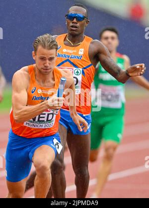 MUNCHEN, ALLEMAGNE - AOÛT 19 : Liemarvin Bonevacia des pays-Bas et Jochem Dobber des pays-Bas en compétition au Relais 4x400m masculin aux Championnats d'Europe Munich 2022 à l'Olympiastadion on sur 19 août 2022 à Munchen, Allemagne (photo d'Andy Astfalck/BSR Agency) Banque D'Images