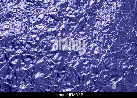 Résumé fond de feuille froissé, texture de feuille métallique, texture de feuille métallique couleur de tendance teintée très Peri Banque D'Images