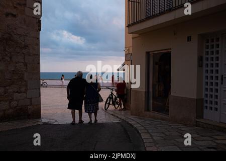 Les touristes sont vus dans le centre-ville et le long de la mer pendant la saison touristique d'été dans la première année sans restrictions importantes de Covid-19 pandémie à Sitges, Espagne sur 12 août 2022. Un nombre record de visiteurs sont revenus en Espagne, à des niveaux antérieurs à la pandémie. (Photo par Davide Bonaldo/Sipa USA) Banque D'Images