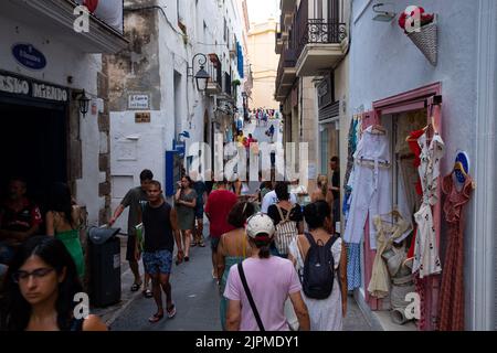 Les touristes sont vus dans le centre-ville et le long de la mer pendant la saison touristique d'été dans la première année sans restrictions importantes de Covid-19 pandémie à Sitges, Espagne sur 12 août 2022. Un nombre record de visiteurs sont revenus en Espagne, à des niveaux antérieurs à la pandémie. (Photo par Davide Bonaldo/Sipa USA) Banque D'Images