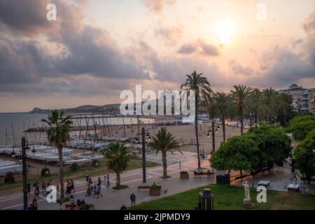 Les touristes sont vus dans le centre-ville et le long de la mer pendant la saison touristique d'été dans la première année sans restrictions importantes de Covid-19 pandémie à Sitges, Espagne sur 12 août 2022. Un nombre record de visiteurs sont revenus en Espagne, à des niveaux antérieurs à la pandémie. (Photo par Davide Bonaldo/Sipa USA) Banque D'Images