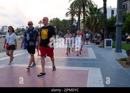 Les touristes sont vus dans le centre-ville et le long de la mer pendant la saison touristique d'été dans la première année sans restrictions importantes de Covid-19 pandémie à Sitges, Espagne sur 12 août 2022. Un nombre record de visiteurs sont revenus en Espagne, à des niveaux antérieurs à la pandémie. (Photo par Davide Bonaldo/Sipa USA) Banque D'Images