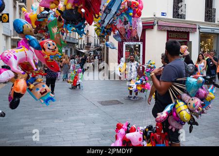 Vendeurs et vendeurs de rue dans le centre-ville et le long de la mer pendant la saison touristique d'été dans la première année sans restrictions importantes de Covid-19 pandémie à Sitges, Espagne sur 12 août 2022. Un nombre record de visiteurs sont revenus en Espagne, à des niveaux antérieurs à la pandémie. (Photo par Davide Bonaldo/Sipa USA) Banque D'Images