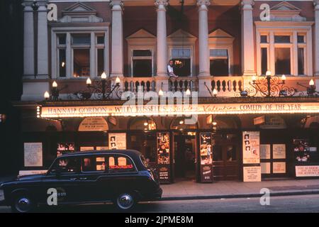 Willy Russell's Shirley Valentine jouer au Duke of York's Theatre, Londres, Angleterre, Royaume-Uni. Circa 1990 Banque D'Images