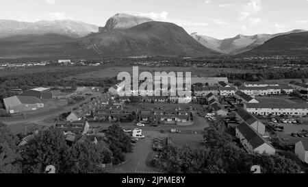 Vue aérienne du fort William avec Ben Nevis et Glen Nevis en arrière-plan Banque D'Images