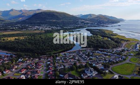 Vue aérienne du fort William avec Ben Nevis et Glen Nevis en arrière-plan Banque D'Images