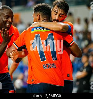 ISTANBUL, TURQUIE - AOÛT 18 : Mounir Chouiar de Basaksehir FK, Mahmut Tekdemir célèbre le premier but du match de qualification de la Ligue de la Conférence Europa de l'UEFA entre Basaksehir FK et le FC Royal Anvers au stade Basaksehir Fatih Terim de 18 août 2022 à Istanbul, Turquie (photo d'Orange Pictures) Banque D'Images