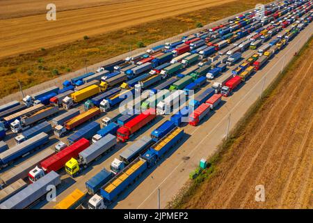 Une énorme file de camions avec provisions, près du port ukrainien dans la mer Noire, à la suite du blocus militaire russe de l'Ukraine. Banque D'Images