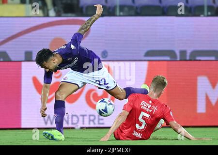 Florence, Italie. 18th août 2022. Nicolas Gonzalez (ACF Fiorentina) et Gijs Smal (FC Twente) pendant l'ACF Fiorentina vs FC Twente, match de football de la Ligue de la Conférence de l'UEFA à Florence, Italie, 18 août 2022 Credit: Independent photo Agency/Alay Live News Banque D'Images