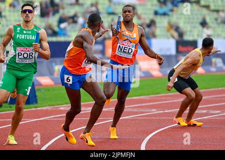 MUNCHEN, ALLEMAGNE - AOÛT 19: Liemarvin Bonevacia des pays-Bas et Isayah Boers des pays-Bas en compétition dans le relais hommes 4x400m aux championnats d'Europe Munich 2022 à l'Olympiastadion on sur 19 août 2022 à Munchen, Allemagne (photo d'Andy Astfalck/BSR Agency) Banque D'Images