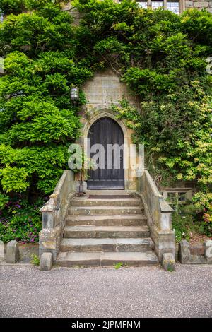 Une porte d'entrée entourée de plantes grimpantes au château de Chirk, Wrexham, au nord du pays de Galles Banque D'Images